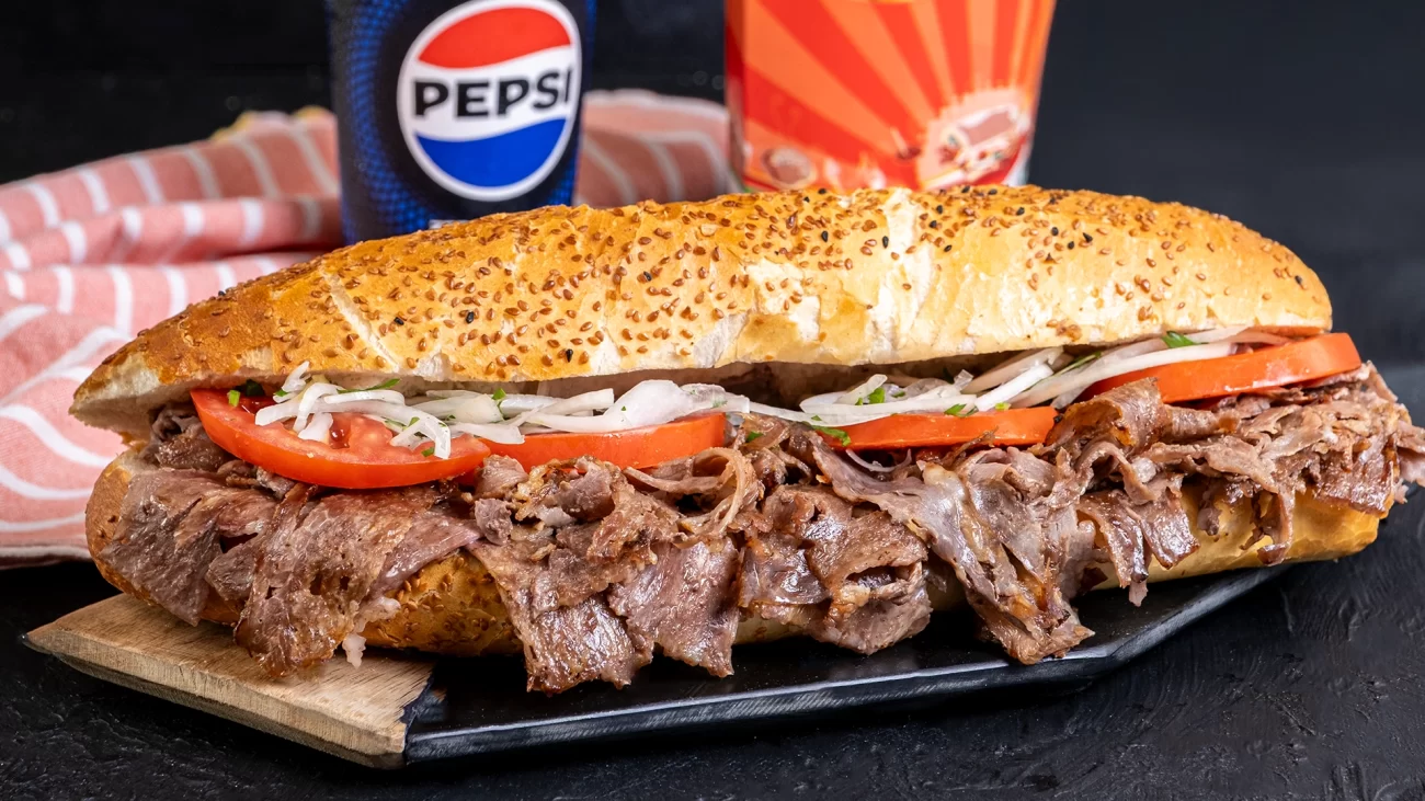 Taze ekmeğin içinde servis edilen, sıcak ve ince dilimlenmiş et döner.