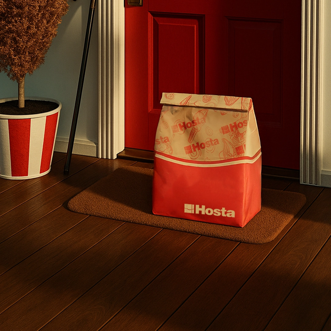 Bir evin kapısının önüne bırakılmış Hosta Döner paket servisi.