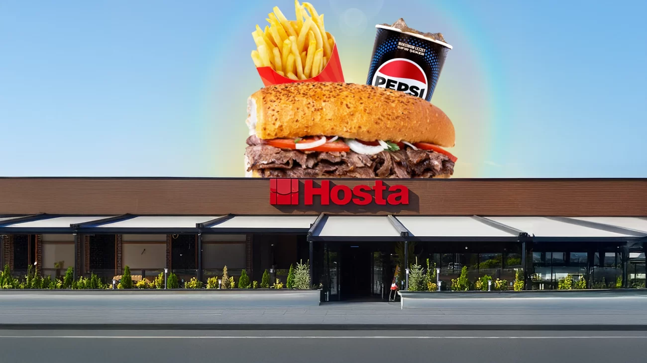 Hosta Döner şubesinin üzerindeki tabelaya dijital olarak eklenmiş ekmek arası döner, onun üzerine de yan yana patates kızartması ve Pepsi Cola yerleştirilmiş.
