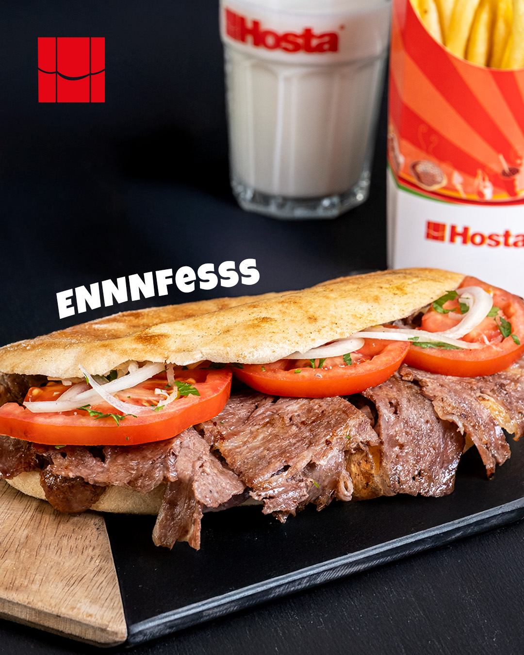 Yakın çekimde tombik döner, arka planda patates kızartması ve Hosta ayranı ile birlikte görülüyor.